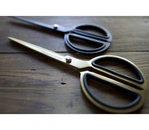 Tijeras 20cms Dorada