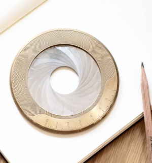 Regla Circular Graduable - Iris by Makers Cabinet