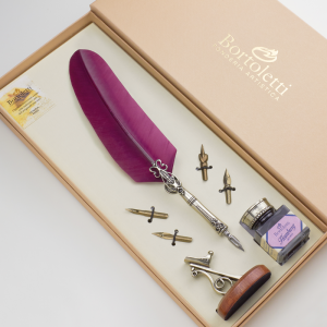 Set pluma de oca clásica con peana burdeos