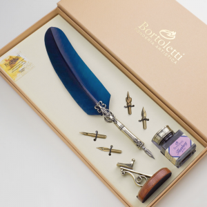 Set pluma de oca clásica con peana azul